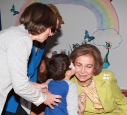 Doña Sofía recibe un cariñoso beso de uno de los alumnos de la Fundación Bobath